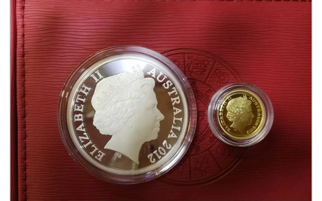 北京马甸外币专卖拍卖第十八期，陆续上新，欢迎关注 20012年澳大利亚彩色生肖龙1/10盎司金1盎司银一对，盒证齐全，品相如图