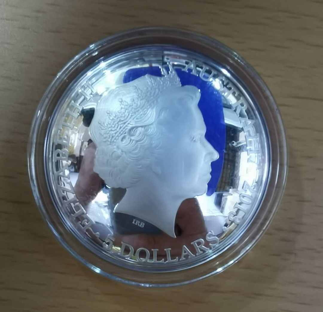 北京马甸外币专卖拍卖第十八期，陆续上新，欢迎关注 2013年澳洲孔雀座穹顶形彩色精制银币。重1盎司，成色999，品相如图，盒证齐全