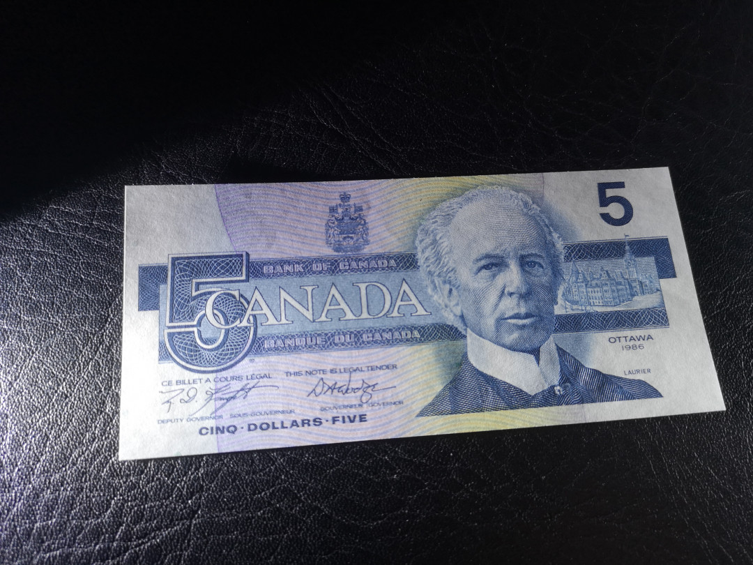 《外钞收藏家》第八十二期拍卖 鸟版5加元 全新unc