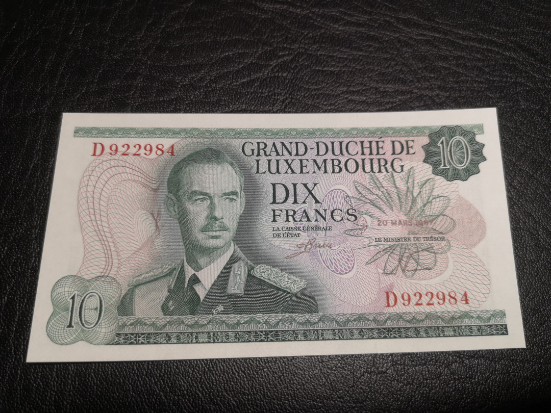 《外钞收藏家》第八十二期拍卖 卢森堡1967年10法郎 全新unc