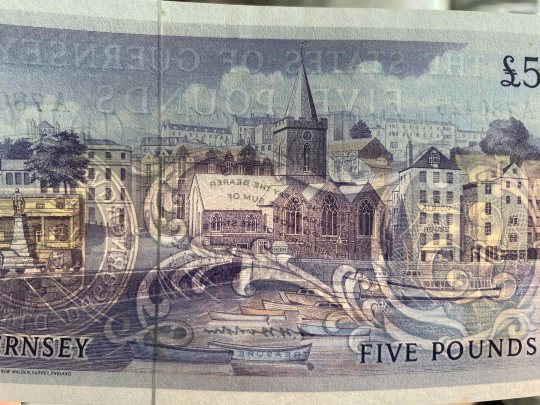 【收藏联盟】第159期拍卖——缤纷夏日（共60拍） 根西岛 1969-75年 5镑 经典彩背 A冠 UNC- （有黄点）