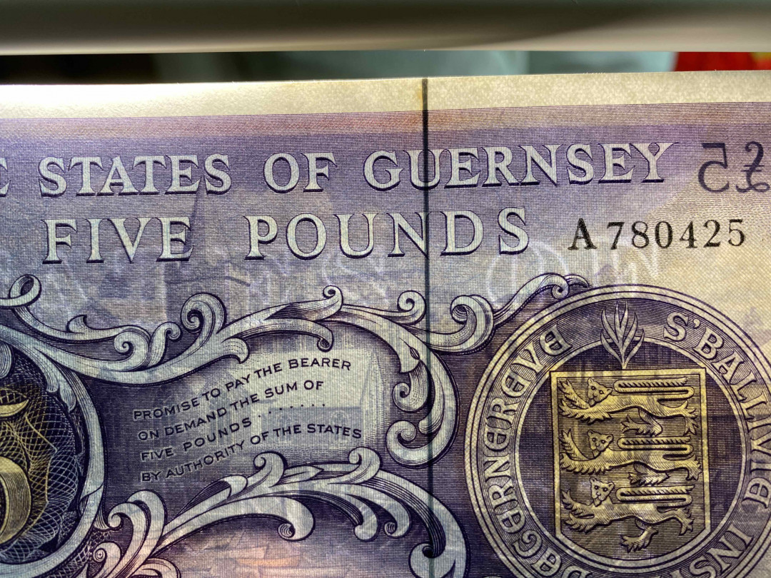 【收藏联盟】第159期拍卖——缤纷夏日（共60拍） 根西岛 1969-75年 5镑 经典彩背 A冠 UNC- （有黄点）