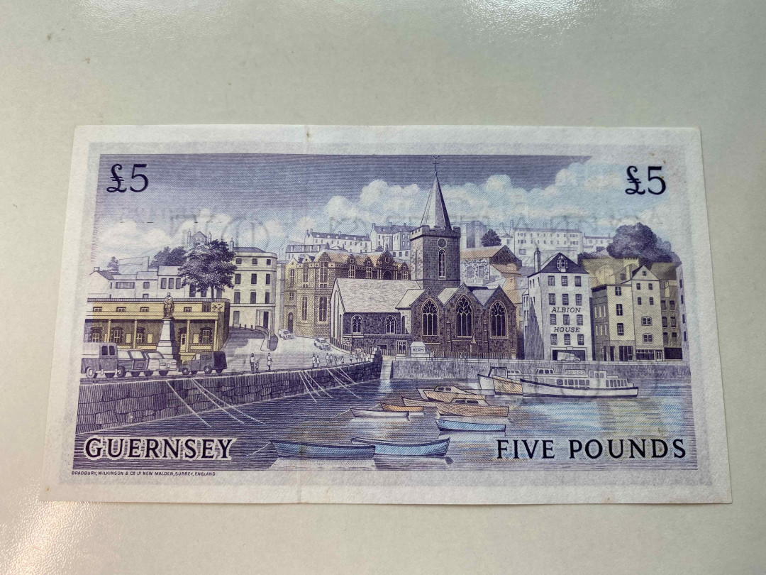 【收藏联盟】第159期拍卖——缤纷夏日（共60拍） 根西岛 1969-75年 5镑 经典彩背 A冠 UNC- （有黄点）