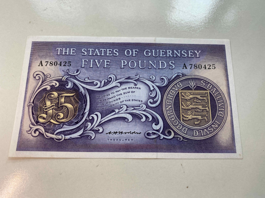 【收藏联盟】第159期拍卖——缤纷夏日（共60拍） 根西岛 1969-75年 5镑 经典彩背 A冠 UNC- （有黄点）