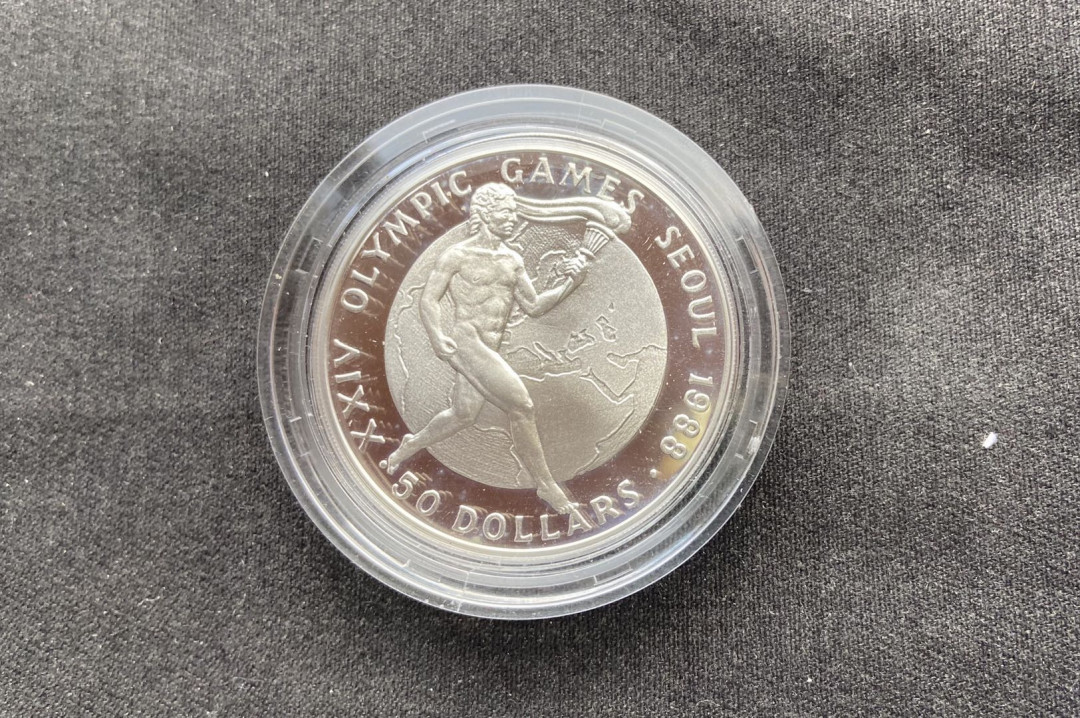 【币观天下】第118期钱币拍卖 库克群岛 1987年 50元 88年奥运会火炬手 盒装纪念大银币