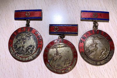 大猫徽章拍卖128期 - 朝鲜🇰🇵早期 为了国防和劳动奖章三枚