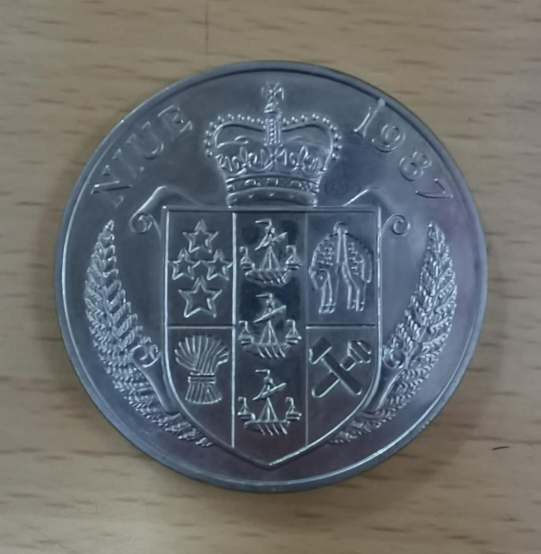 北京马甸外币专卖微拍第十九期，非贵金属纪念币流通币专场，陆续上新，敬请关注 1987年纽埃发行著名网球运动员贝克尔克朗型纪念币，品相如图