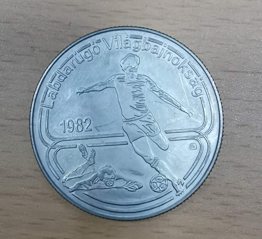 北京马甸外币专卖微拍第十九期，非贵金属纪念币流通币专场，陆续上新，敬请关注 1982年匈牙利足球纪念币，品相如图