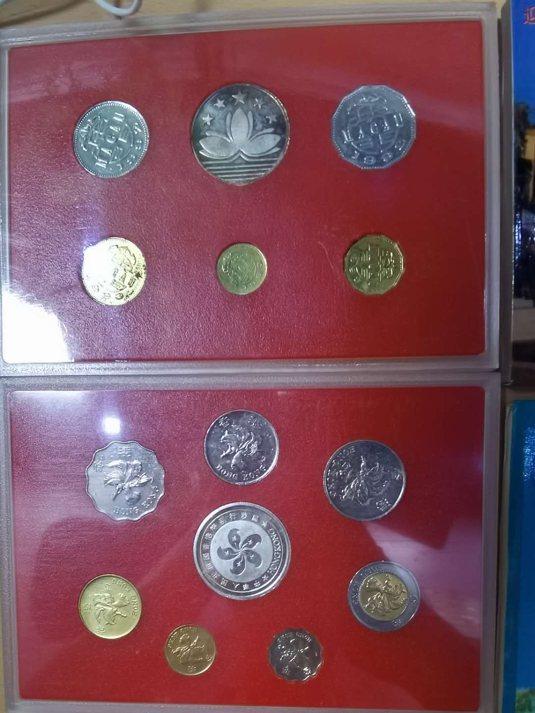 北京马甸外币专卖微拍第十九期，非贵金属纪念币流通币专场，陆续上新，敬请关注 庆祝香港澳门回归流通币纪念册一对。品相如图