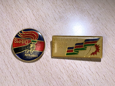 大猫徽章129期拍卖 - 纳米比亚西南非洲人民组织的成员证章 两枚 苏联代工生产