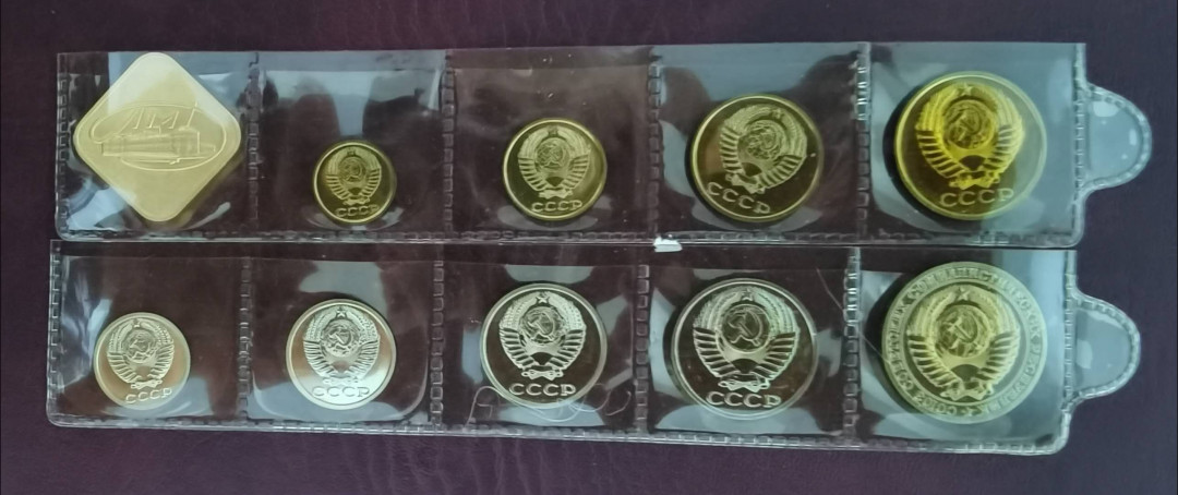 北京马甸外币专卖微拍第十九期，非贵金属纪念币流通币专场，陆续上新，敬请关注 前苏联流通套币9枚+厂标。，从封装币拆出来的，品相全新，5戈比1988年，其他全部为1989年。