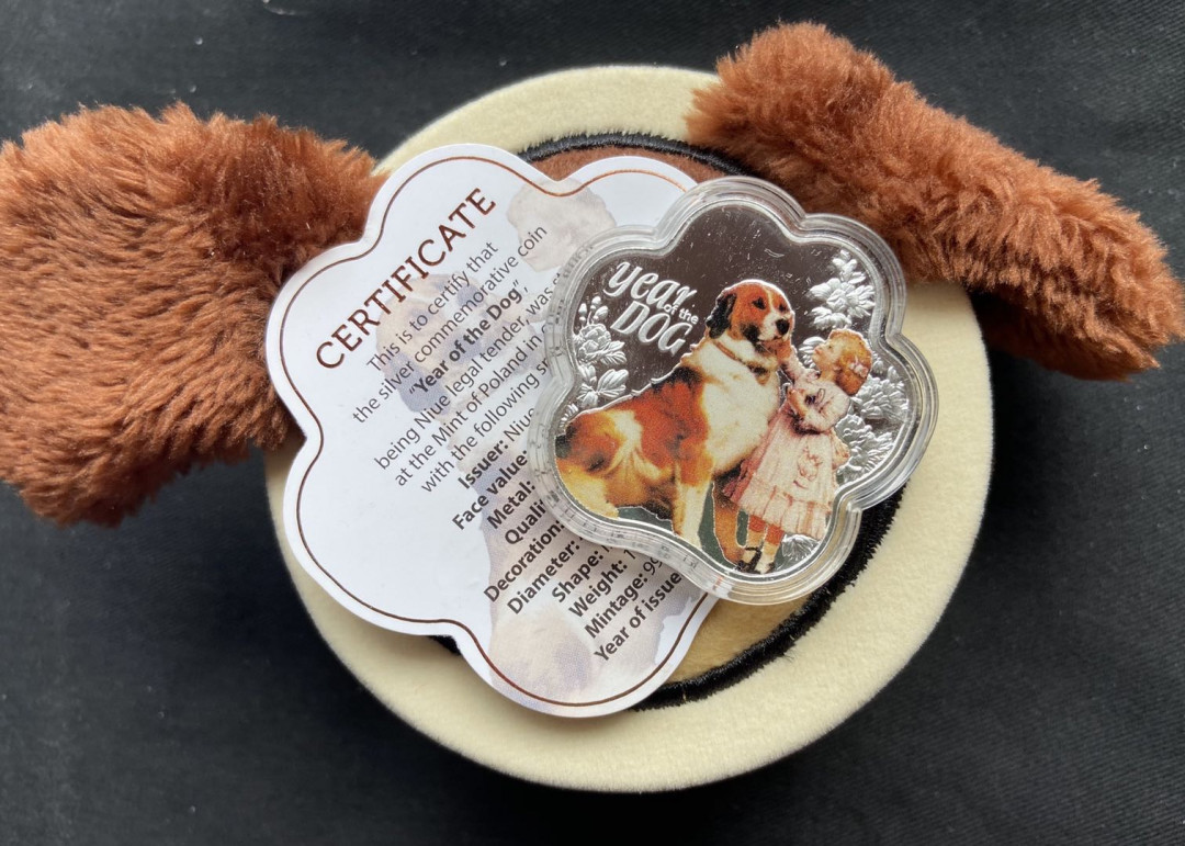 【币观天下】第120期钱币拍卖～ 纽埃2018年1新西兰元，中国生肖狗年 梅花型 古诗“鸡犬过霜桥，步步梅花竹叶”异形亮光彩色精制银币