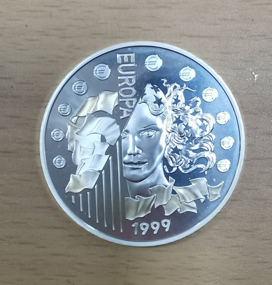 北京马甸外币专卖微拍第二十一期，陆续上新，欢迎关注 1999年法国币中币纪念银币（部分镀金），品相如图，重22.2克，成色900