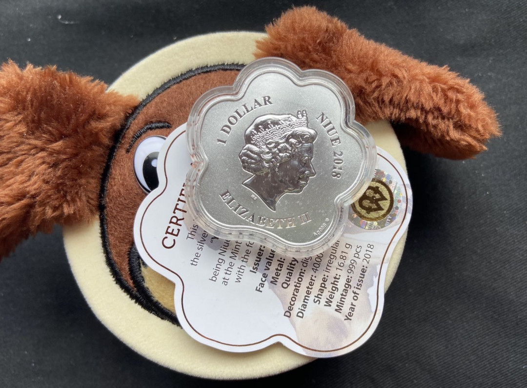 【币观天下】第120期钱币拍卖～ 纽埃2018年1新西兰元，中国生肖狗年 梅花型 古诗“鸡犬过霜桥，步步梅花竹叶”异形亮光彩色精制银币