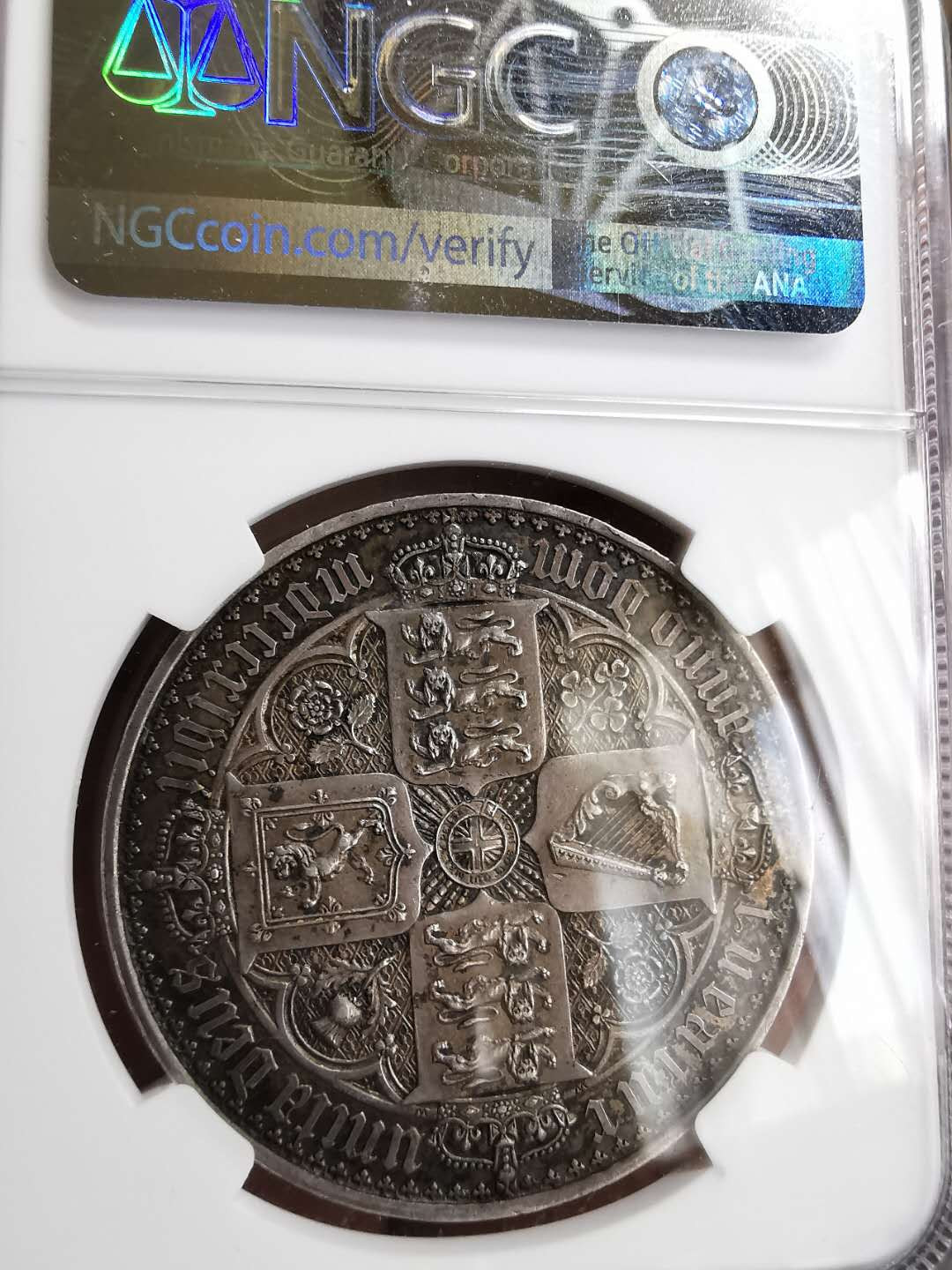 凡希社世界钱币微拍第一百三十一期 稀！1847英国小维哥特式克朗大银NGC-AU58