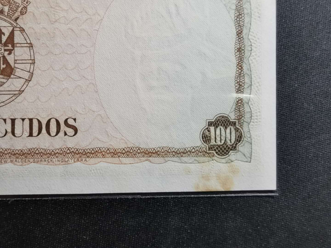 【鲸贝乐淘】千字文·第“仁慈隐恻，造次弗离”号拍卖 【汉字币】东帝汶1962年20元和100元，有黄斑无折痕，AUNC ，品相如图