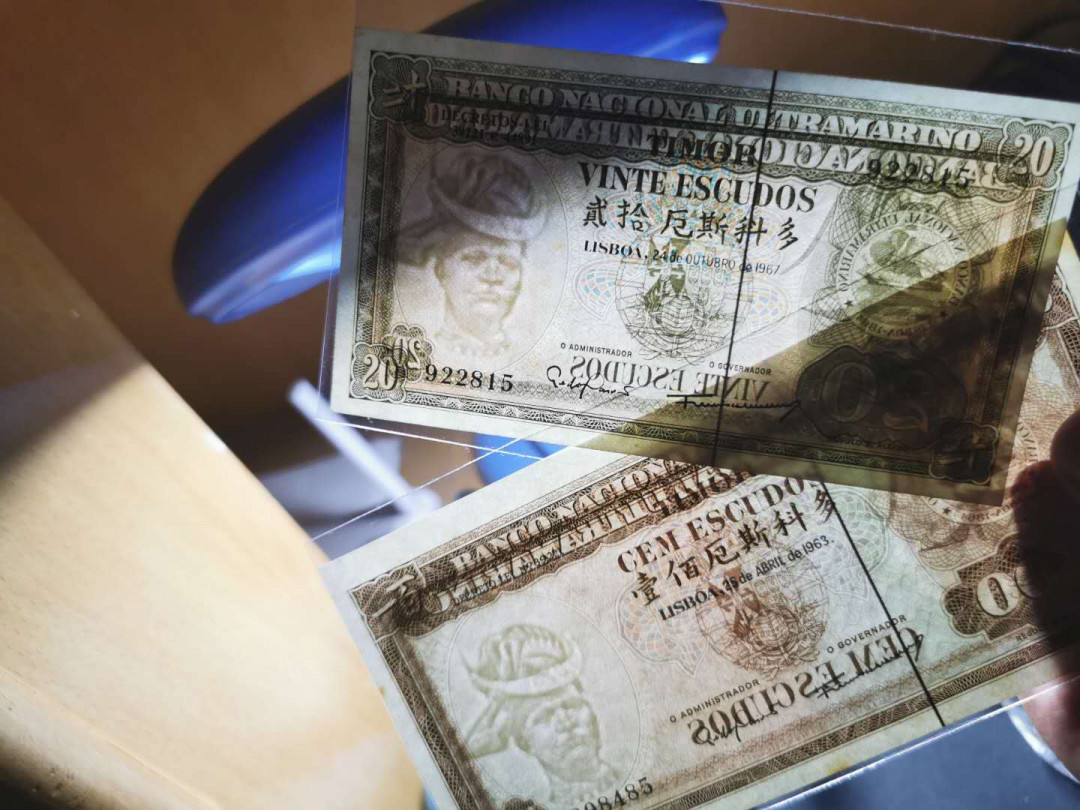 【鲸贝乐淘】千字文·第“仁慈隐恻，造次弗离”号拍卖 【汉字币】东帝汶1962年20元和100元，有黄斑无折痕，AUNC ，品相如图