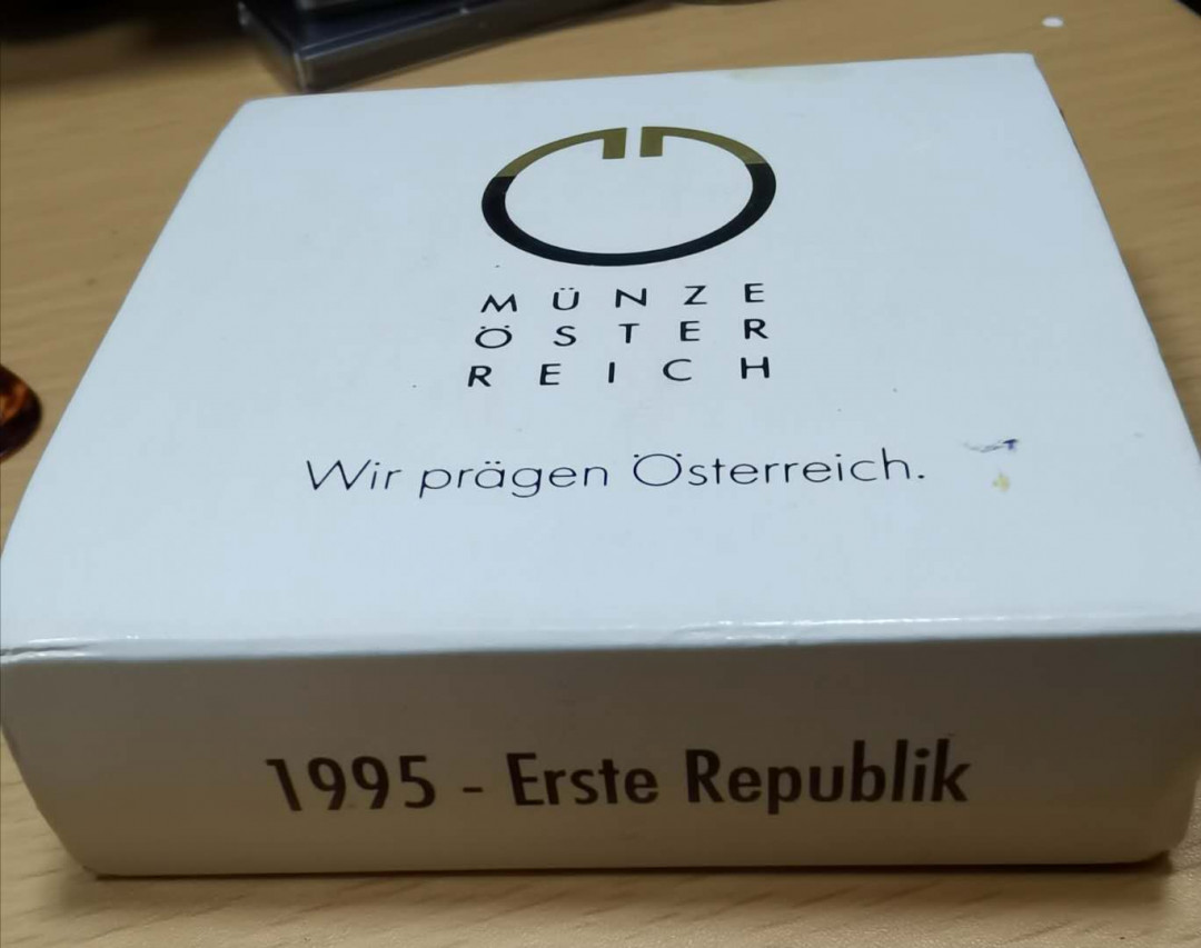北京马甸外币专卖微拍第二十一期，陆续上新，欢迎关注 1995年奥地利100先令币中币精制纪念银币，重20克90银，品相如图。盒证齐全
