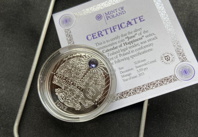 【随心拍&Getcoins】钱币拍卖第六十六期～ 纽埃2013年1元，“爱你一生(2013)”十二星座幸(性)福魔石系列(6)---六月“69式”巨蟹座幸福魔石(绿松石)，镶嵌施华洛世奇绿松紫大宝石精制银币