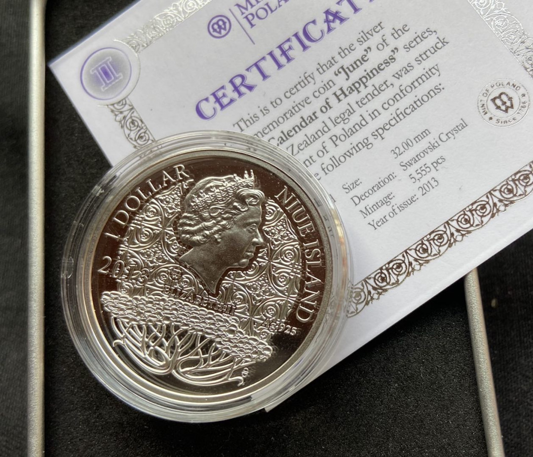 【随心拍&Getcoins】钱币拍卖第六十六期～ 纽埃2013年1元，“爱你一生(2013)”十二星座幸(性)福魔石系列(6)---六月“69式”巨蟹座幸福魔石(绿松石)，镶嵌施华洛世奇绿松紫大宝石精制银币