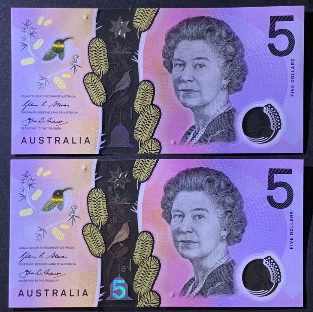 紫瑗钱币——微拍第102期—纸币场 澳大利亚 2016年 5澳元 双胞胎全同号 2枚一组 UNC （P-62）