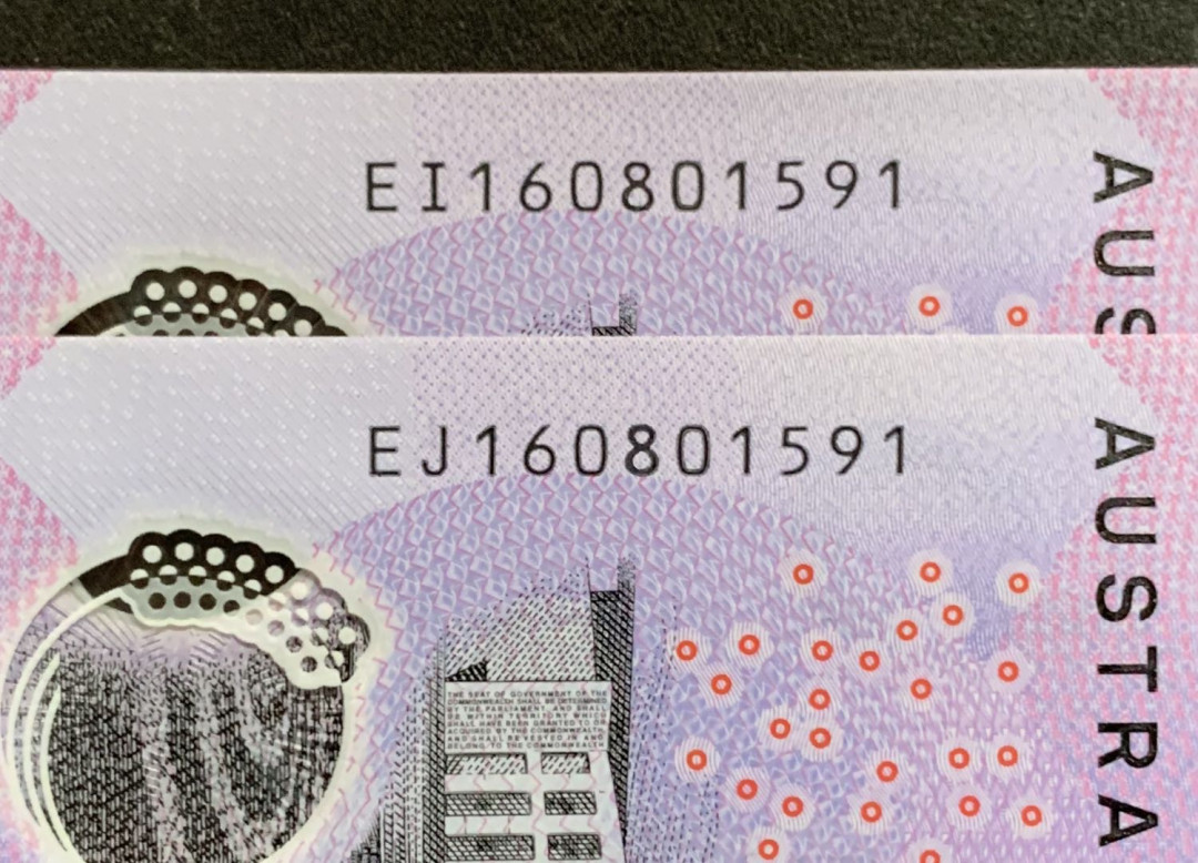 紫瑗钱币——微拍第102期—纸币场 澳大利亚 2016年 5澳元 双胞胎全同号 2枚一组 UNC （P-62）