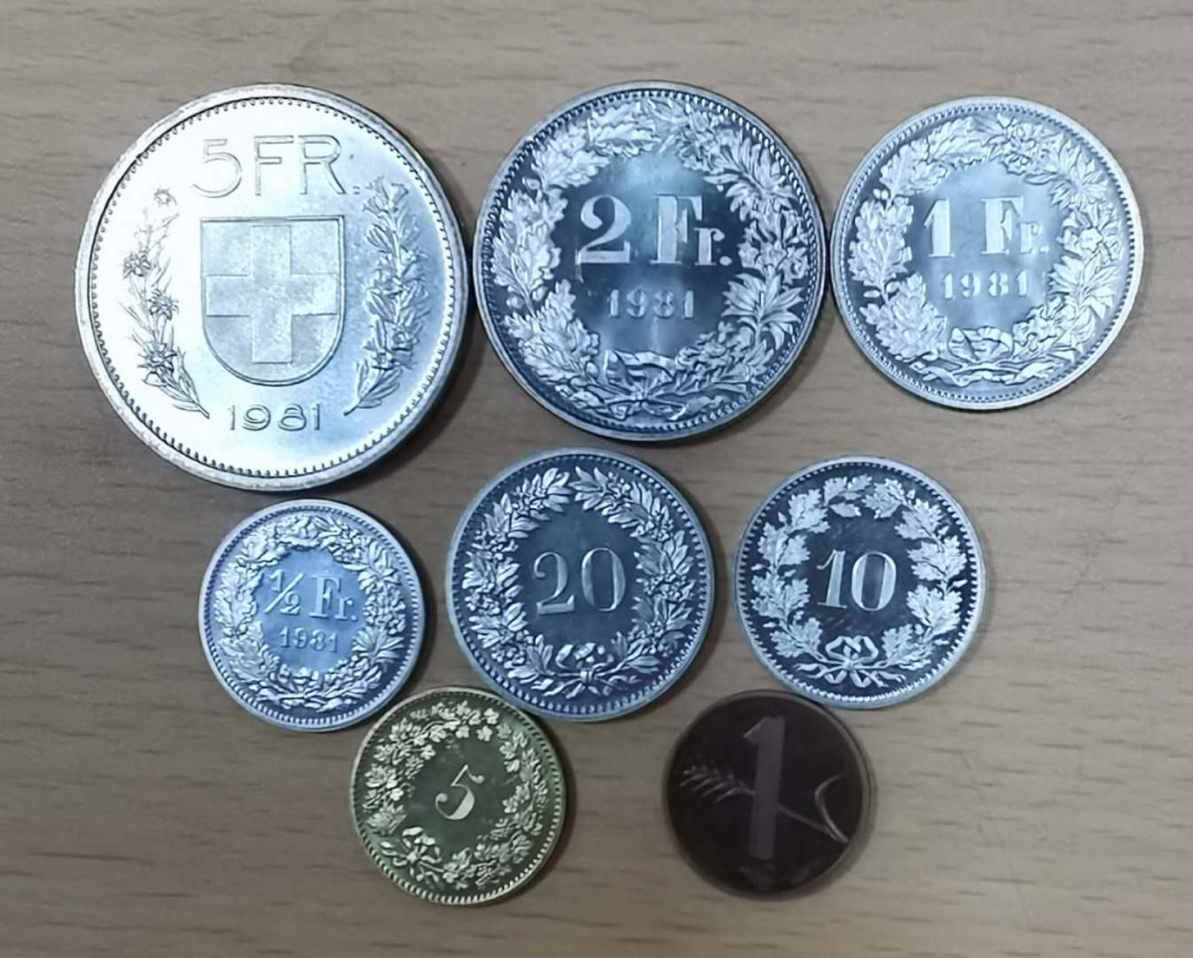 北京马甸外币专卖微拍第二十二期，非贵金属纪念币，流通币专场。陆续上新，欢迎关注陆续上新 1981年瑞士精制流通币8枚/套，品相如图从精制长册拆下来的