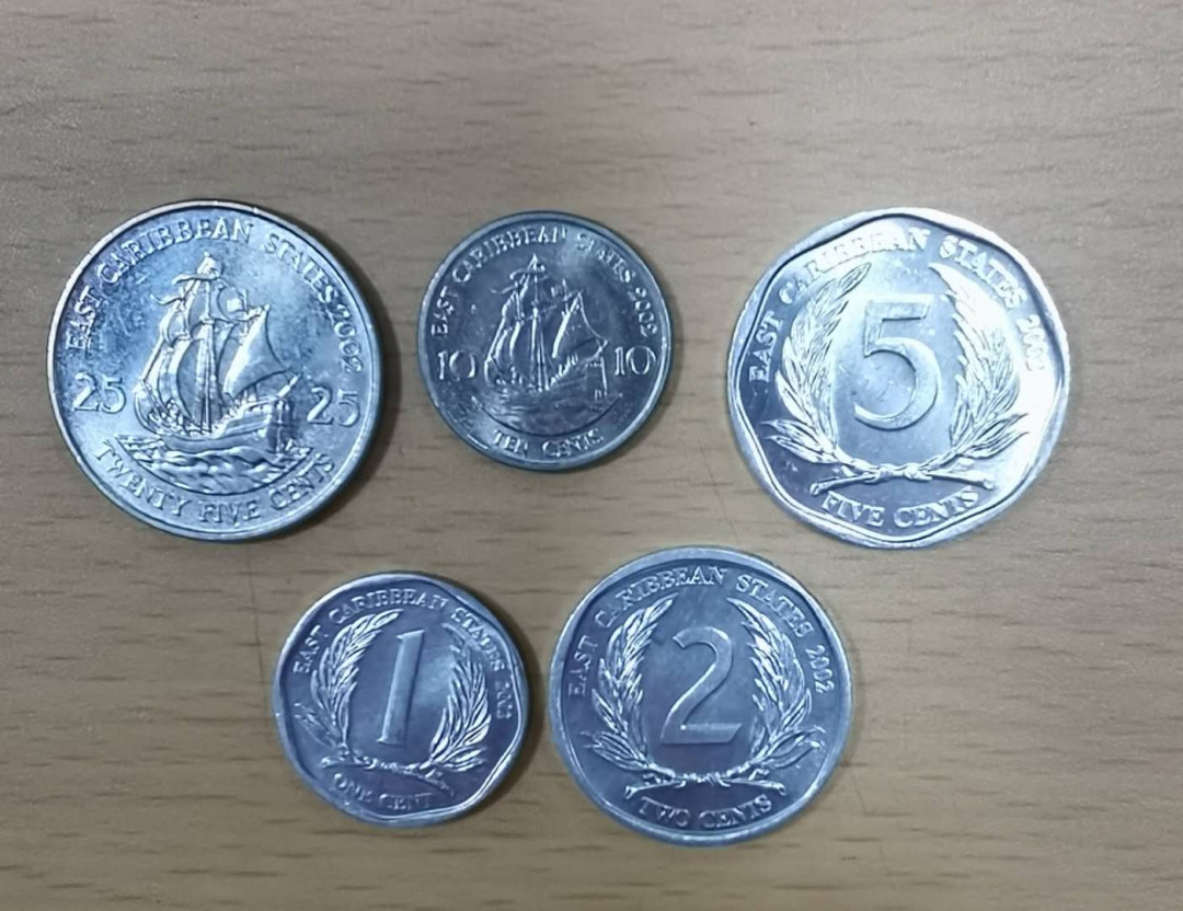 北京马甸外币专卖微拍第二十二期，非贵金属纪念币，流通币专场。陆续上新，欢迎关注陆续上新 2002年版东加勒比流通币5枚/套，品相如图
