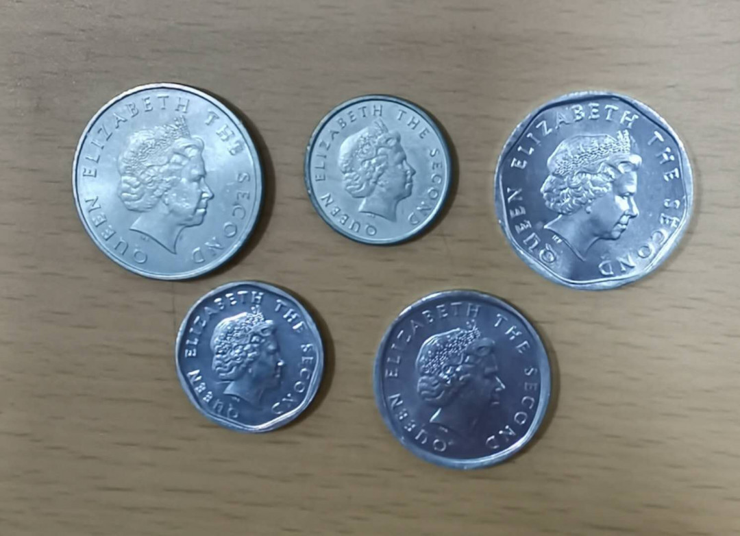 北京马甸外币专卖微拍第二十二期，非贵金属纪念币，流通币专场。陆续上新，欢迎关注陆续上新 2002年版东加勒比流通币5枚/套，品相如图