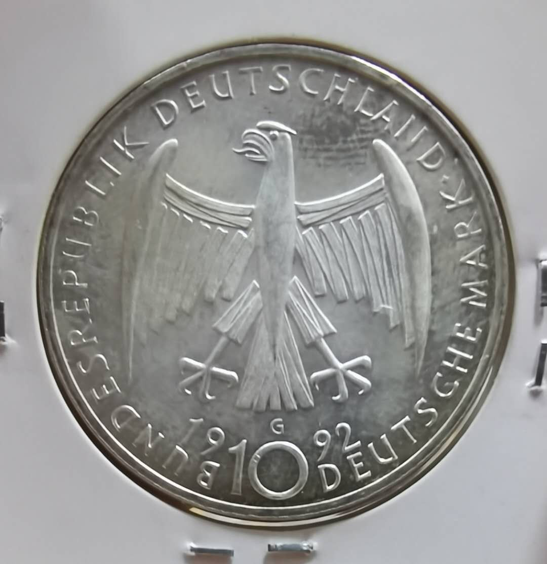 北京马甸外币专卖微拍第二十三期，陆续上新，欢迎关注，  1992年德国版画家珂勒惠支10马克银币。重：15.5克，0.625银