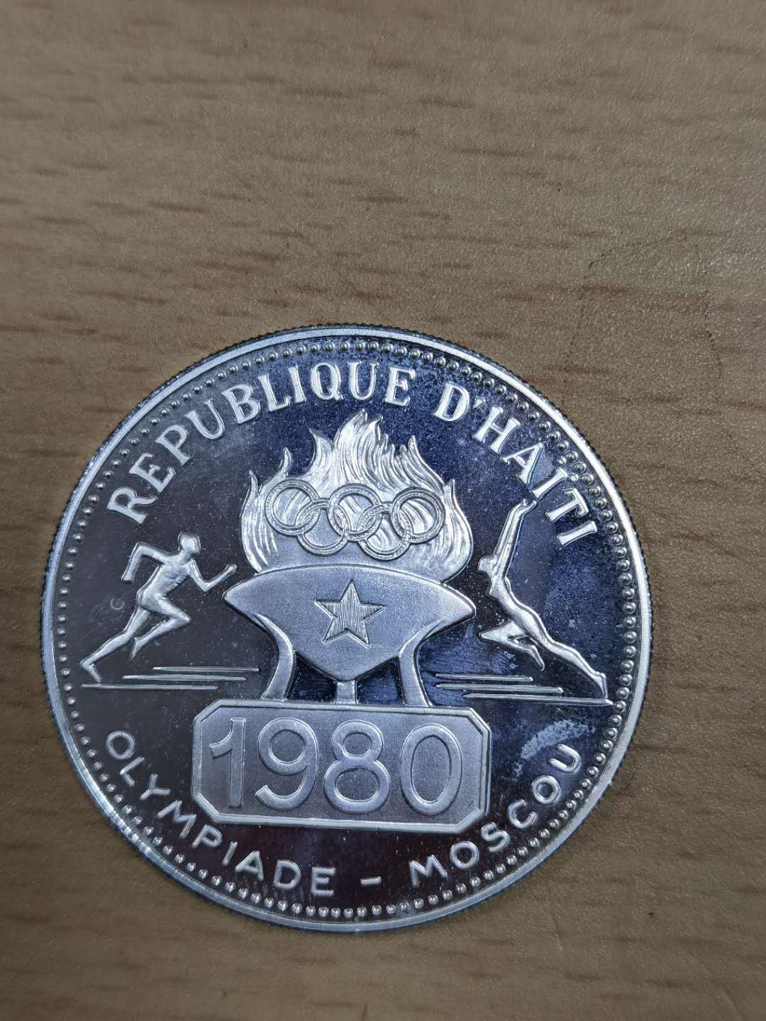 北京马甸外币专卖微拍第二十三期，陆续上新，欢迎关注， 1977年海地纪念莫斯科奥运会精制银币，重21.3克925银，品相如图