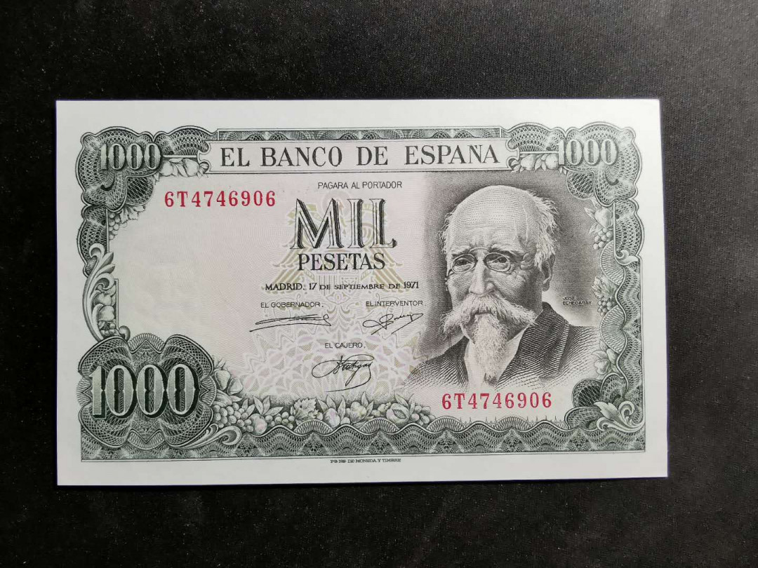 【鲸贝乐淘】千字文·第“性静情逸，心动神疲”号拍卖 【中国香港🇭🇰 和西班牙🇪🇸 】1975年汇丰银行5元，全新全品UNC，一边略有波浪〰️;1971年西班牙1000元，一角有小软折，全新全品AUNC  