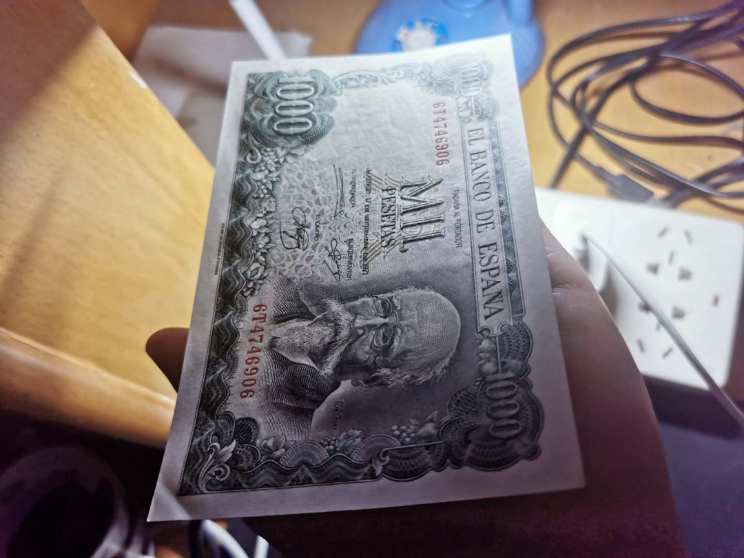 【鲸贝乐淘】千字文·第“性静情逸，心动神疲”号拍卖 【中国香港🇭🇰 和西班牙🇪🇸 】1975年汇丰银行5元，全新全品UNC，一边略有波浪〰️;1971年西班牙1000元，一角有小软折，全新全品AUNC  