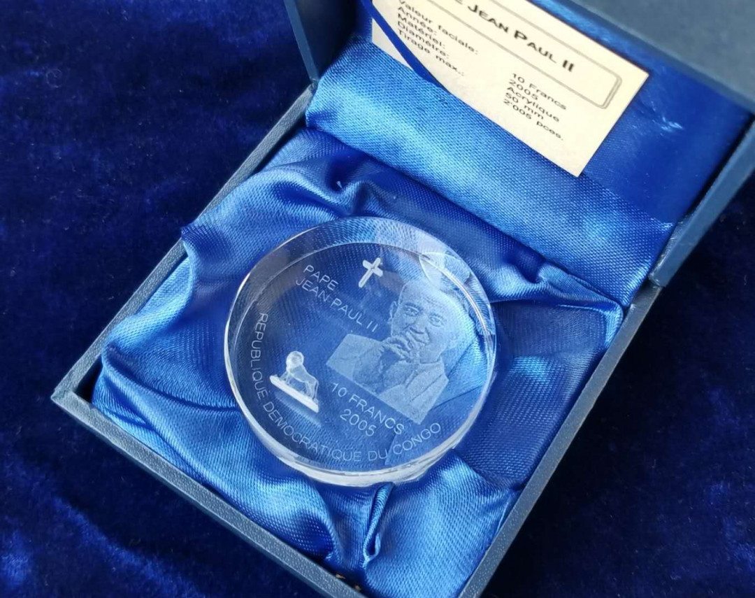 【币观天下】第122期钱币拍卖～ 刚果2005年教皇保罗二世十字架水晶纪念币 