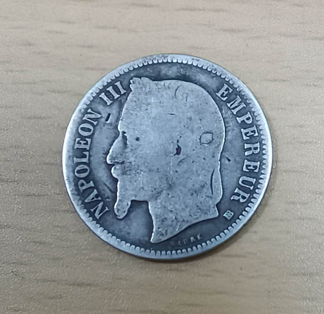 北京马甸外币专卖微拍第二十三期，陆续上新，欢迎关注， 1868年法国拿破仑三世1法郎银币，重：5克，835银。品相如图