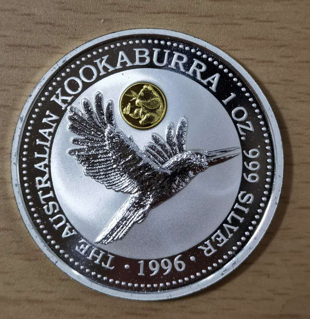 北京马甸外币专卖微拍第二十三期，陆续上新，欢迎关注， 1996年澳大利亚镶金熊猫银币，重1盎司，999银，金0.6克，品相如图