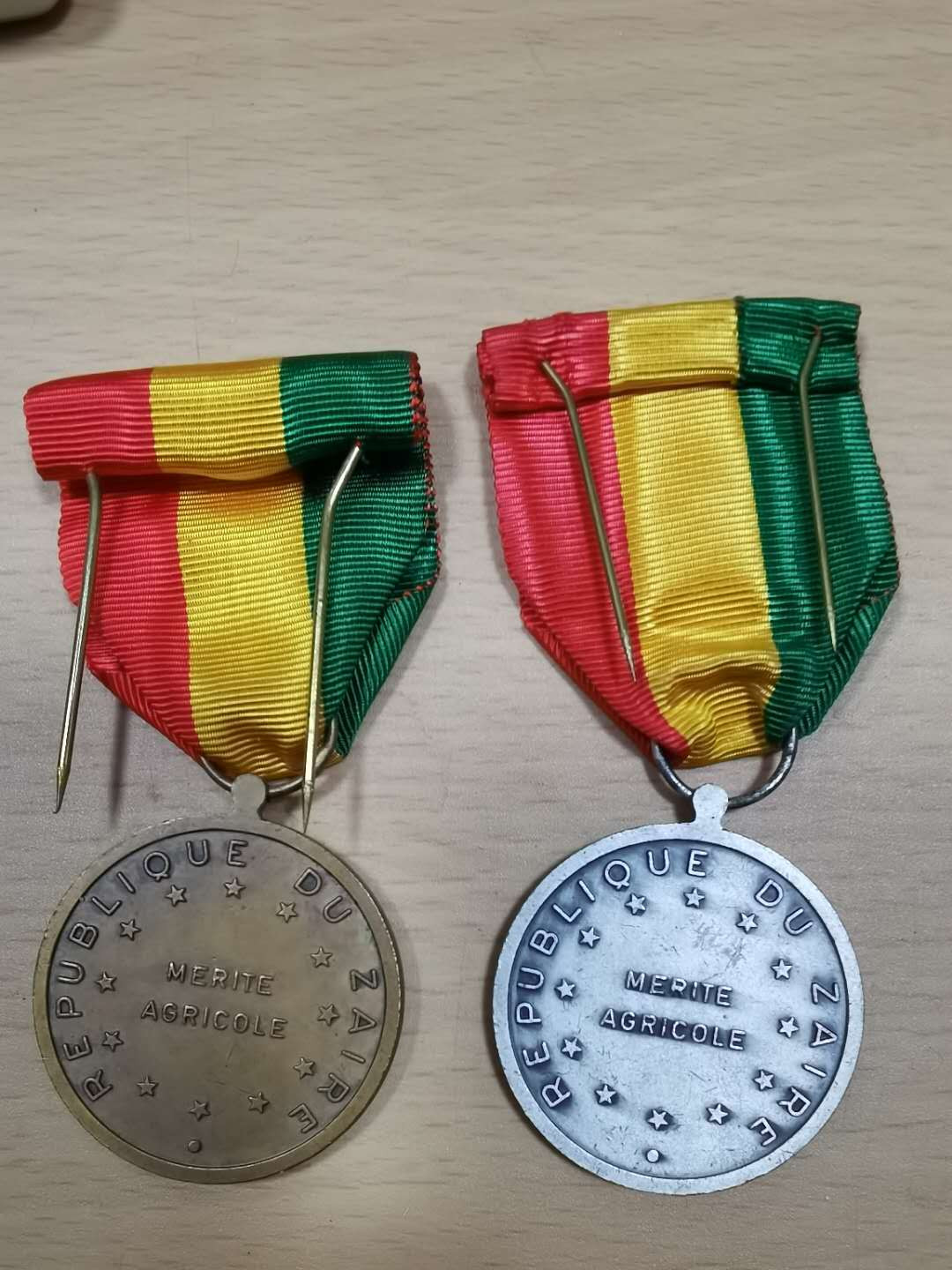 北京马甸外币专卖微拍第二十五期，徽章，早期工艺勺专场，陆续上新欢迎关注 扎伊尔徽章，一对。品相如图