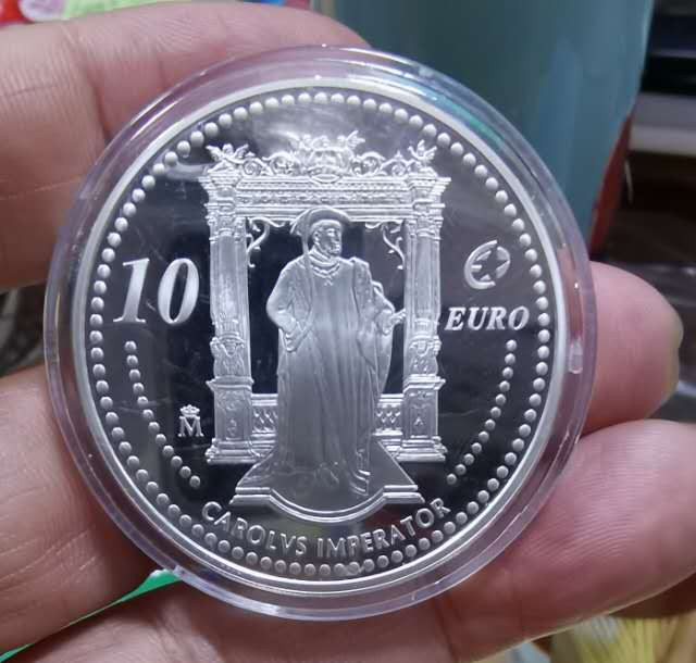 北京马甸外币专卖微拍第二十三期，陆续上新，欢迎关注， 2006年西班牙卡洛斯五世精制纪念银币，重27克，成色925。品相如图