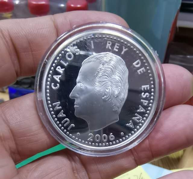 北京马甸外币专卖微拍第二十三期，陆续上新，欢迎关注， 2006年西班牙卡洛斯五世精制纪念银币，重27克，成色925。品相如图