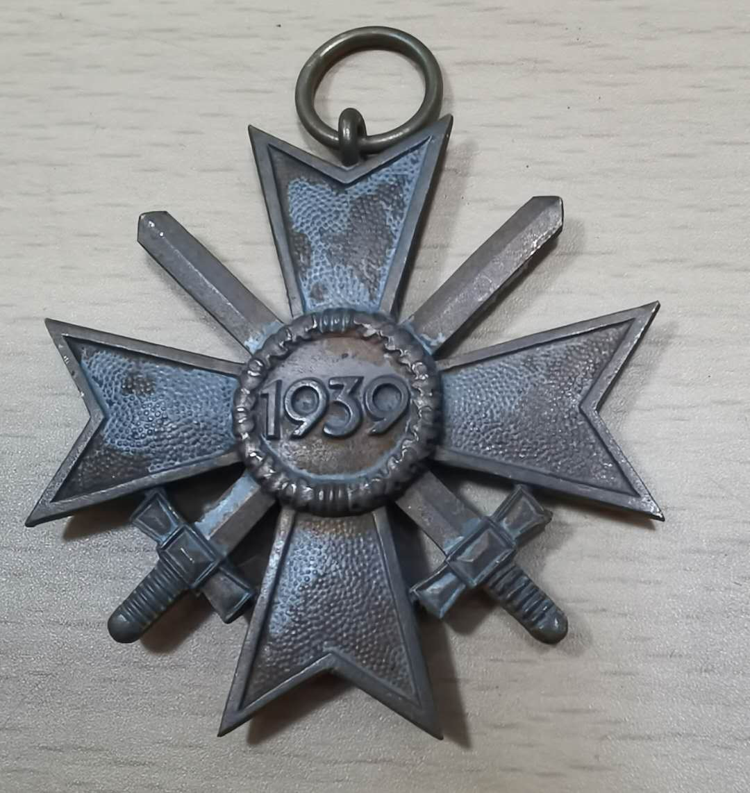 北京马甸外币专卖微拍第二十五期，徽章，早期工艺勺专场，陆续上新欢迎关注 德国二战带剑二级功勋章，无授带，品相如图