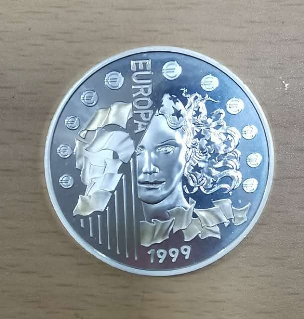 北京马甸外币专卖微拍第二十三期，陆续上新，欢迎关注， 1999年法国币中币纪念银币（部分镀金），品相如图，重22.2克，成色900