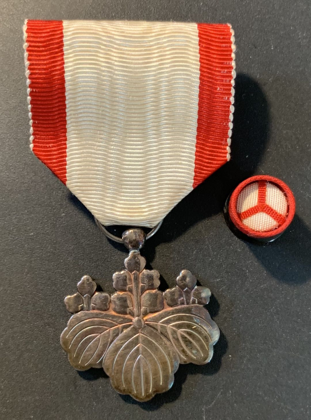 紫瑗钱币——微拍第104期 日本 勋八等白色桐叶章 银制 17.12克 原盒