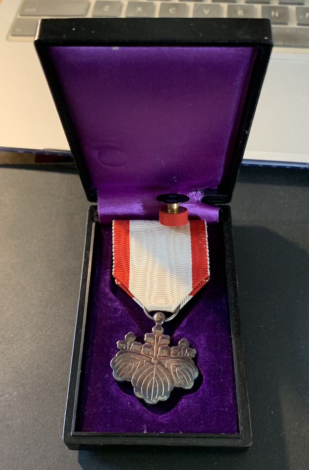 紫瑗钱币——微拍第104期 日本 勋八等白色桐叶章 银制 17.12克 原盒