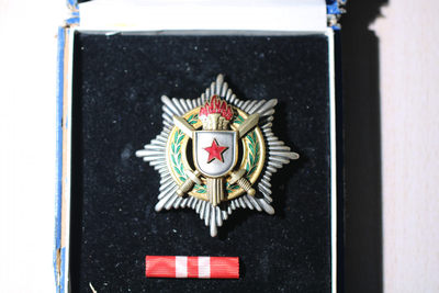 大猫徽章拍卖133期 - 南斯拉夫二级军事功勋勋章 盒子残破