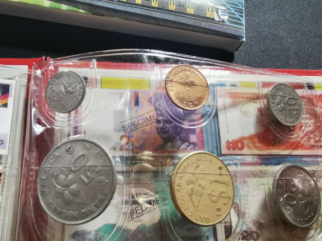 【鲸贝乐淘】千字文·第“守真志满，逐物意移”号拍卖·CICE钱币博览会专场 【马来西亚🇲🇾 】流通硬币一套，带邮票和微缩纸币图