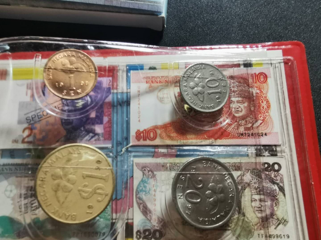 【鲸贝乐淘】千字文·第“守真志满，逐物意移”号拍卖·CICE钱币博览会专场 【马来西亚🇲🇾 】流通硬币一套，带邮票和微缩纸币图