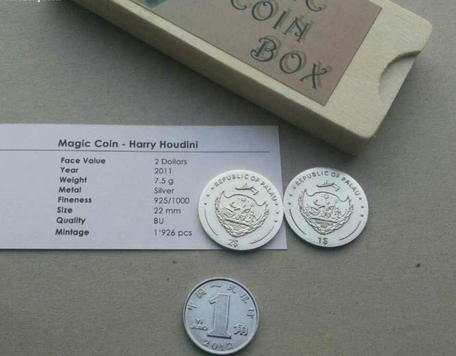 【币观天下】第123场钱币拍卖～ 帕劳2011年魔术师哈里·胡迪尼纪念银币  面值2元，925银5.8克，直径22毫米，发行量:1926枚，配有“可消失的钱币”魔术盒包装，带证书