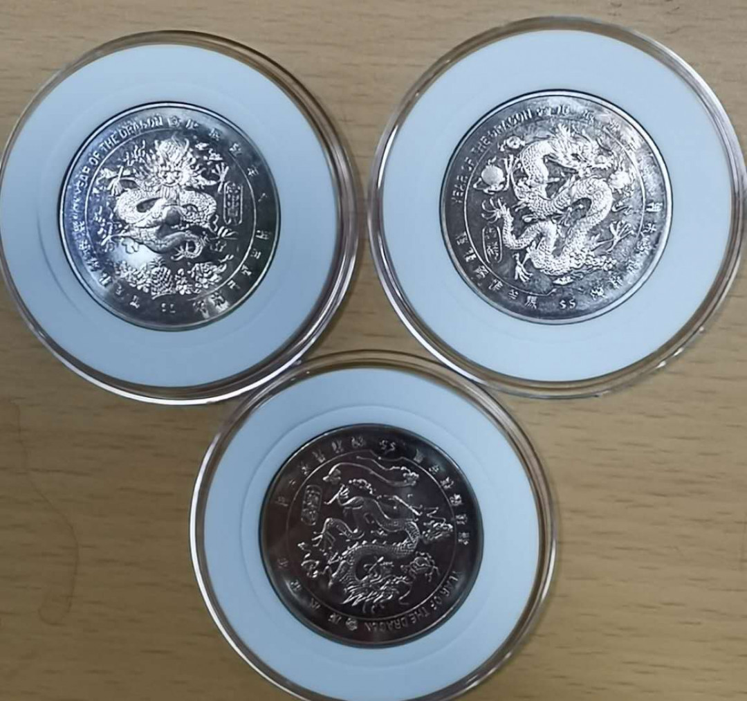 北京马甸外币专卖微拍第二十四期，非贵金属纪念币，流通币专场，陆续上新，欢迎关注 2000年利比里亚发行富贵龙，如意龙，吉祥龙纪念币三枚/套，直径31CM，品相如图