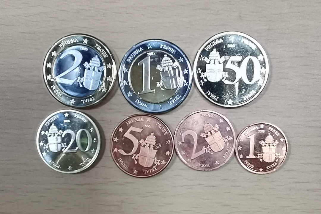 北京马甸外币专卖微拍第二十四期，非贵金属纪念币，流通币专场，陆续上新，欢迎关注 2005年梵蒂冈欧元样币7枚套。品相如图