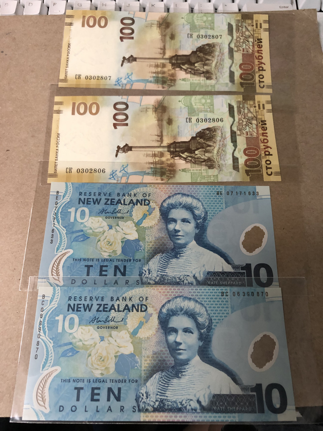 【Blue Auction】世界纸币精拍第23期—— 锡兰佛国(共50拍） 【一组4张】新西兰 塑料钞 10元*2&俄罗斯2015年 100卢布 收回克里米亚半岛纪念钞*2 全新UNC 